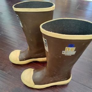 Xtratuf rain boots by Honeywell with safety toe. size 5 or women's 7